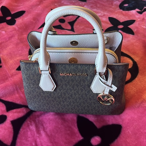 Mk purse 🩷 - Picture 1 of 4